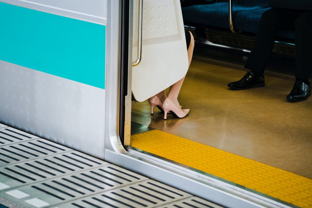 JR・私鉄の 一斉運賃値上げで 手取り給与の減少を 実感する 英会話講師